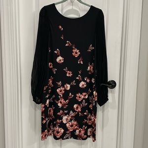 Beautiful White House/Black Market dress